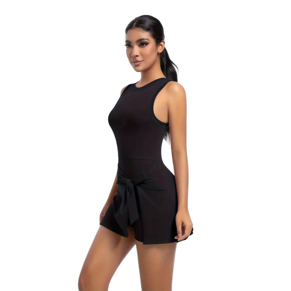 Chica posando con prenda Vestido falda short