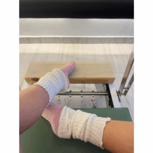 Calentadoras blancas con medias rosadas