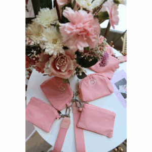 Llavero rosa con decoración de fondo