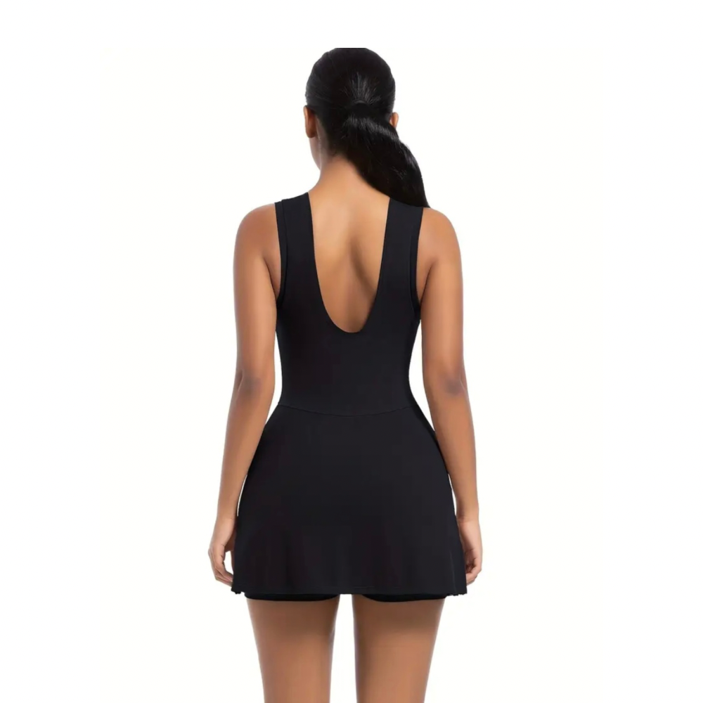 Chica posando de espalda prenda Vestido falda short