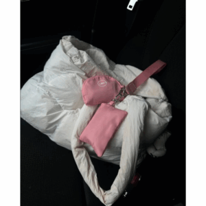 Llavero rosa con tote bag blanco atrás